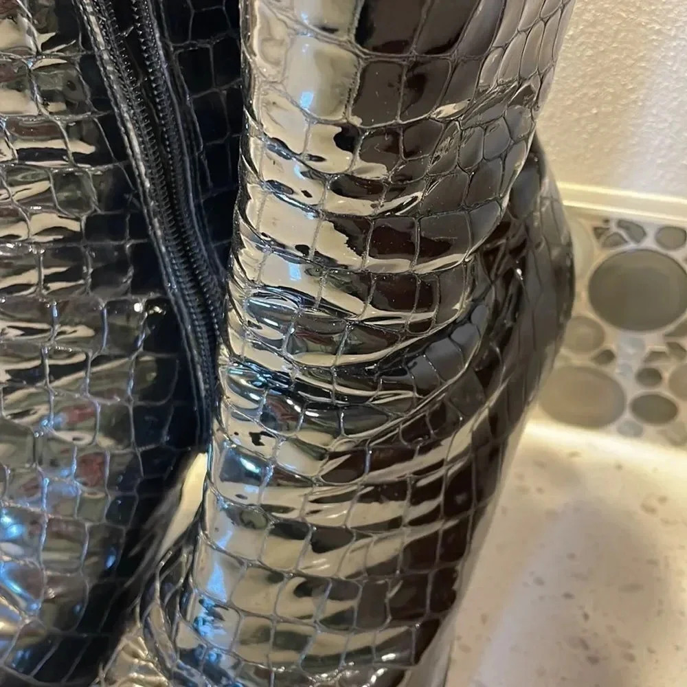 St John woman’s patent leather boots - Picture 5 of 15